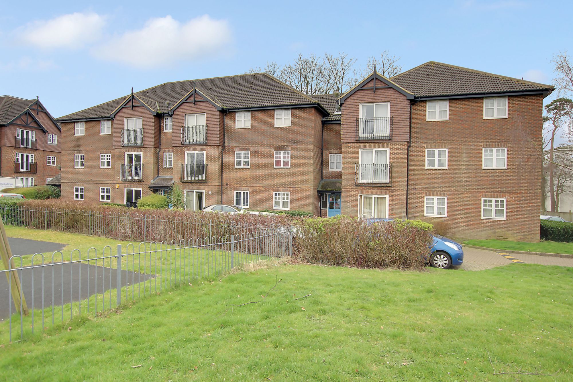 2-bed flat on Leicester Court, Newbury Road, Crawley, £240,000