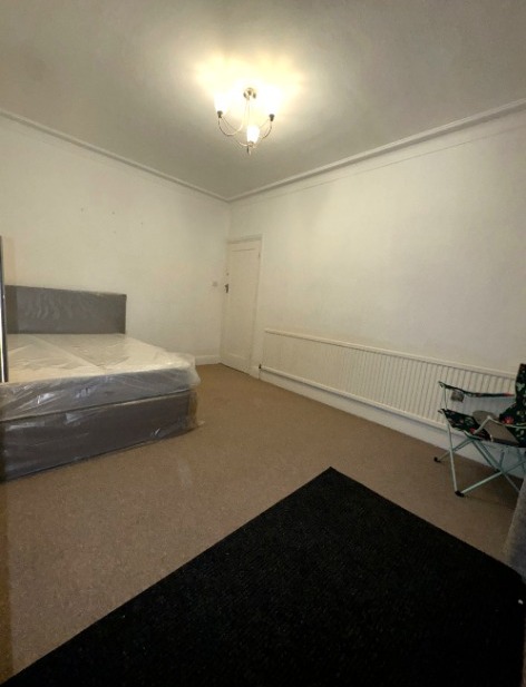 Highfield Crescent, Hornchurch photo 3