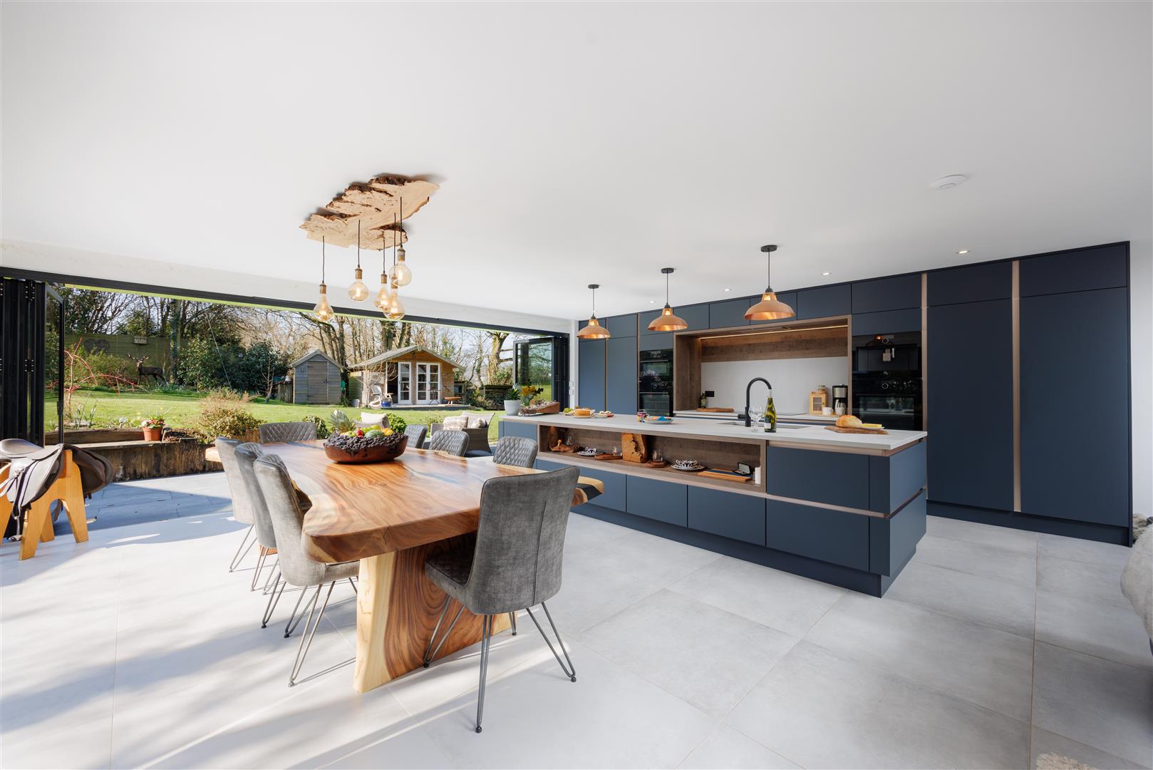 6 bedroom detached house for sale 0