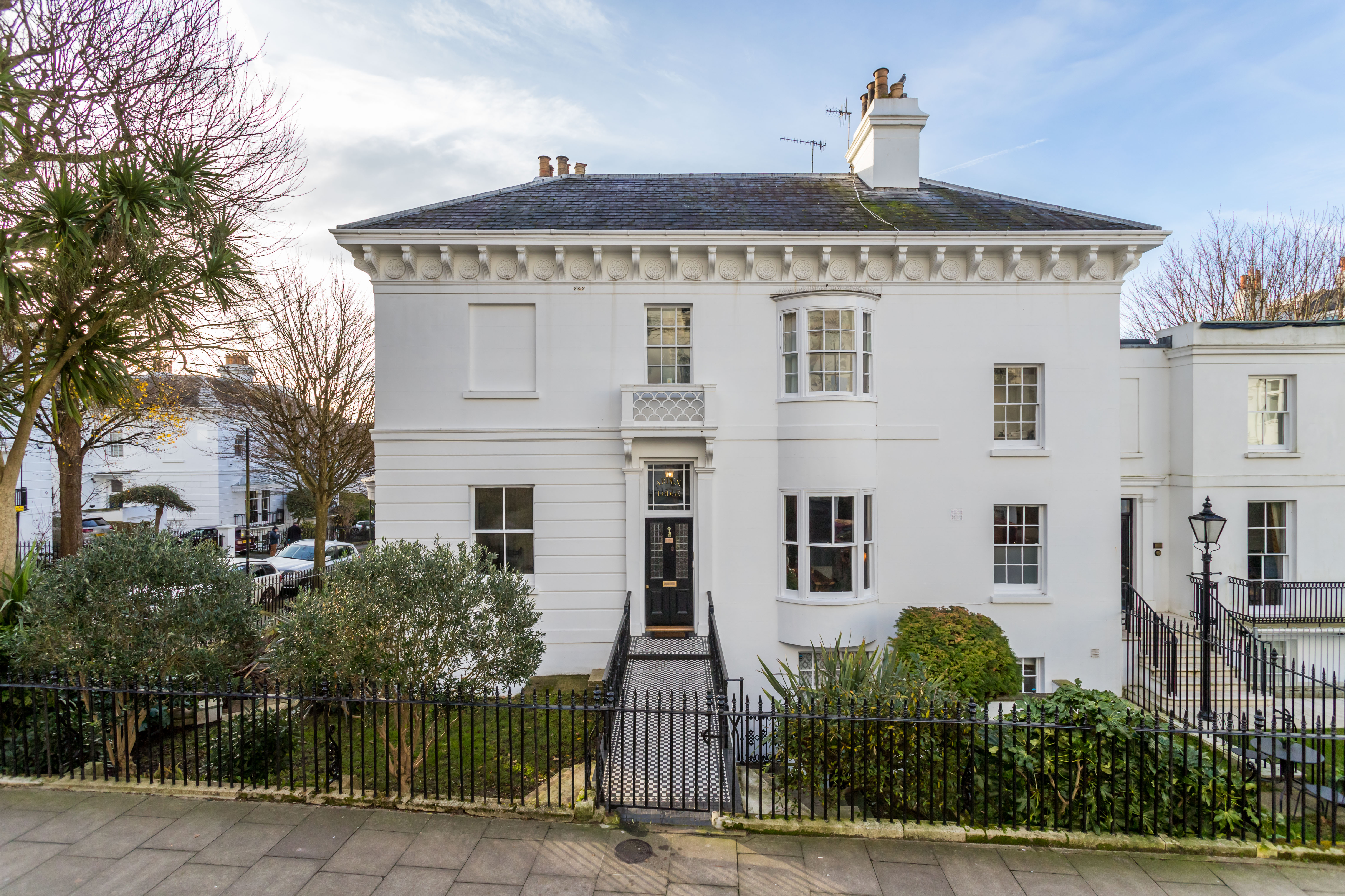 5 bedroom detached house for sale 0