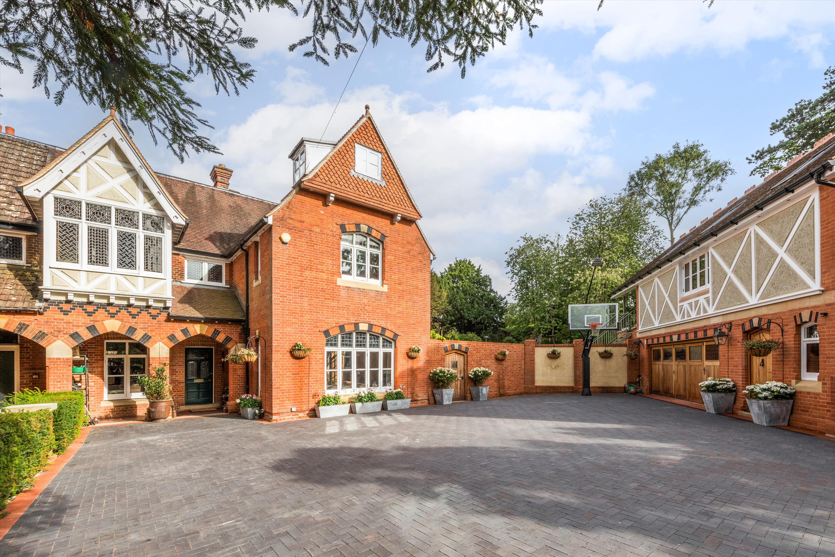 6 bedroom detached house for sale in Lymington