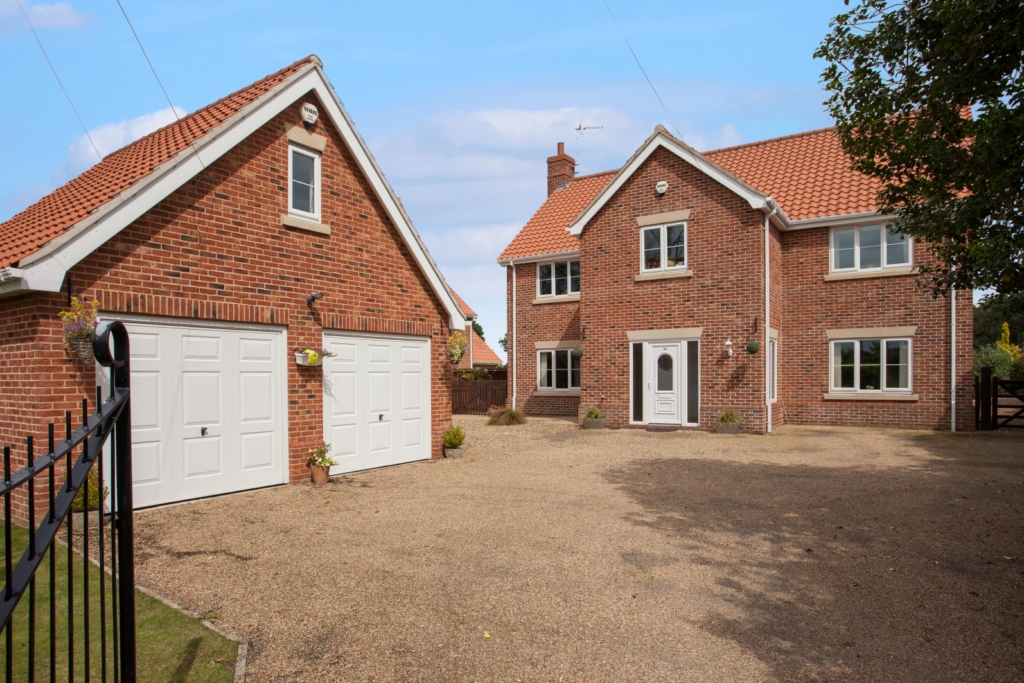 4 bed Detached House