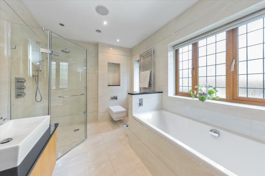 15 Ollards Grove, Loughton photo 5