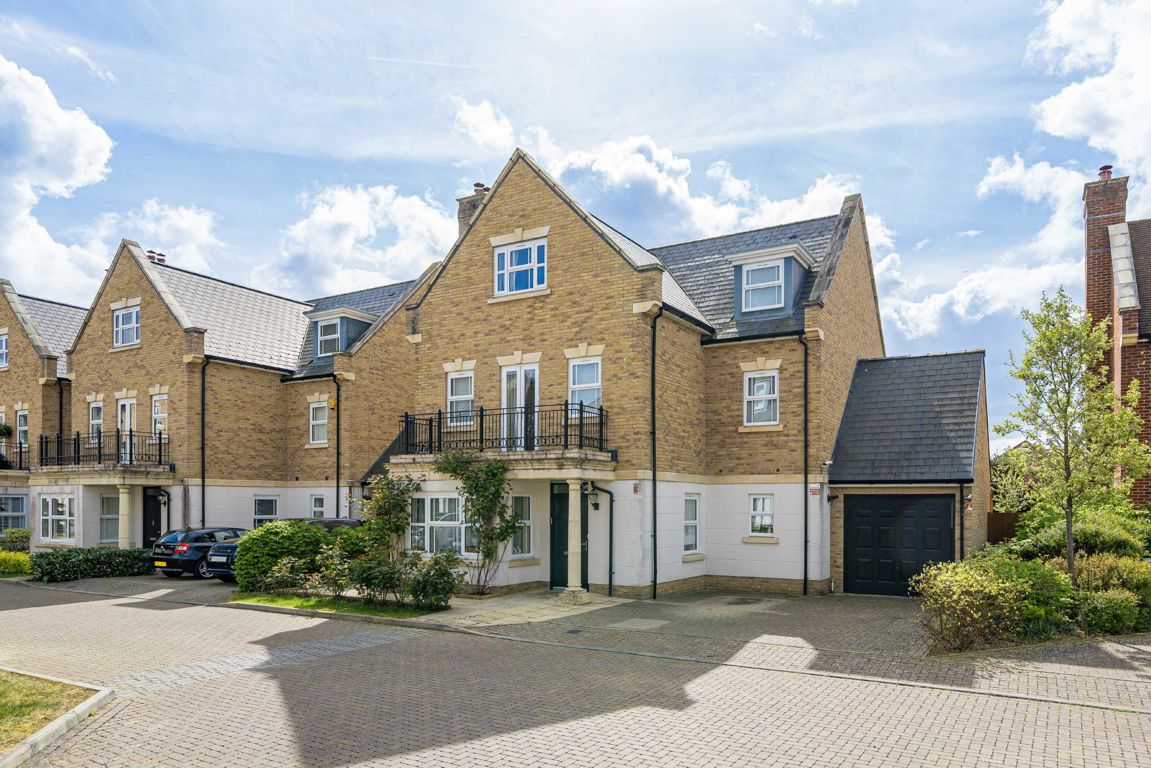 6 bedroom detached house for sale 0