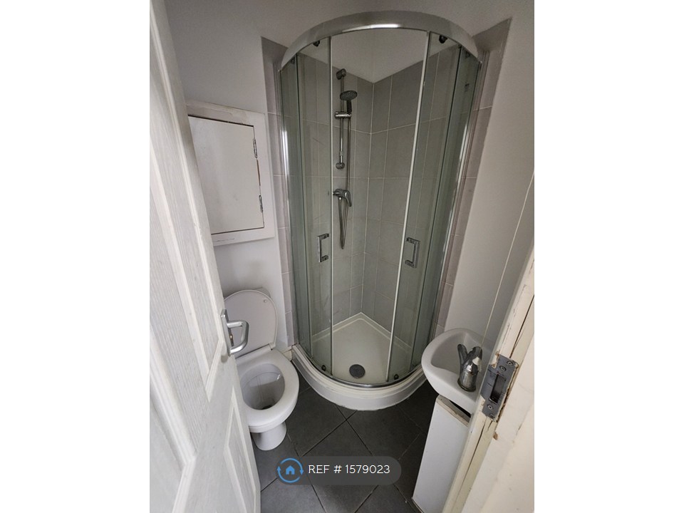Flat, Carshalton Road, Sutton photo 4