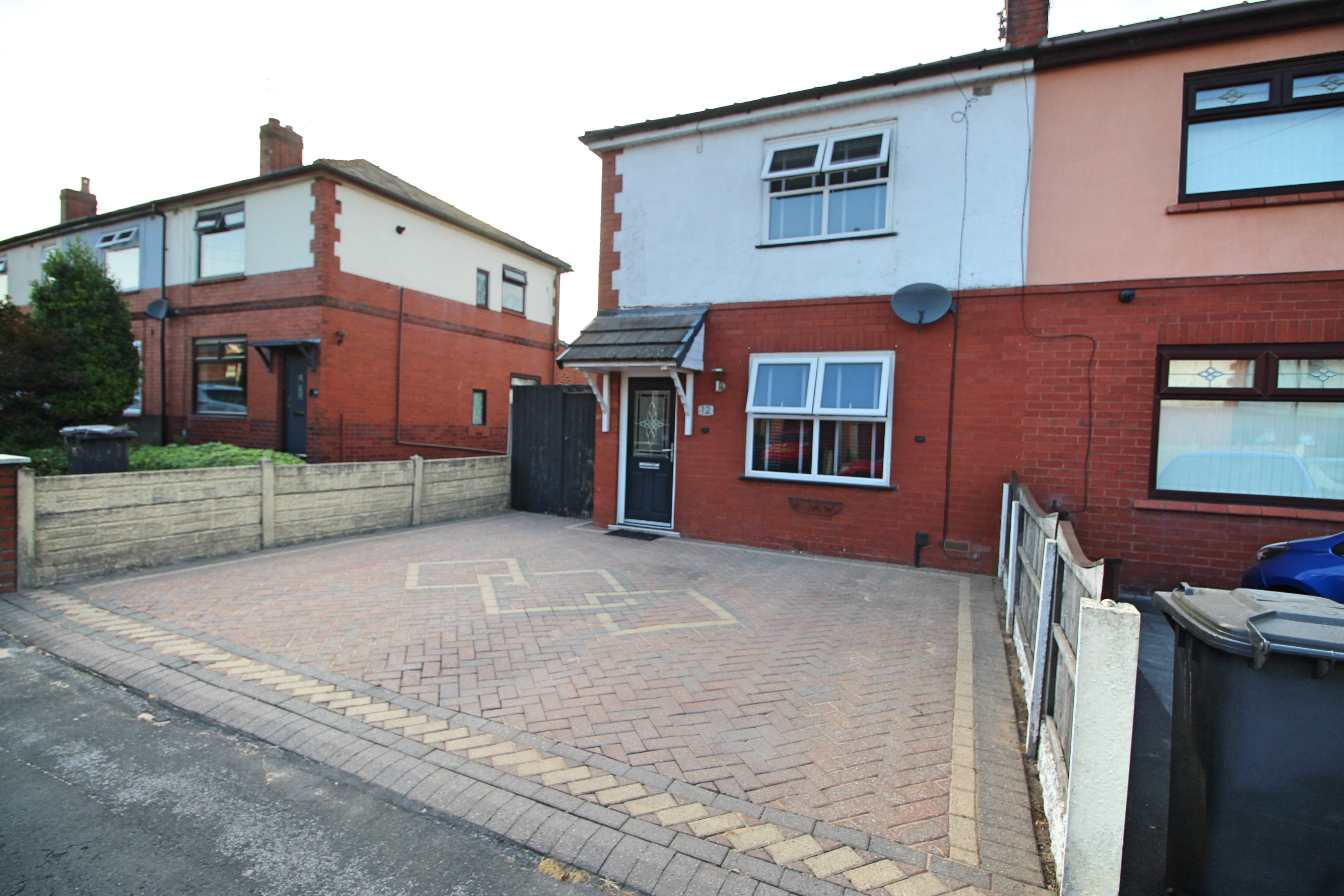 12, Heath Gardens, Wigan photo 4