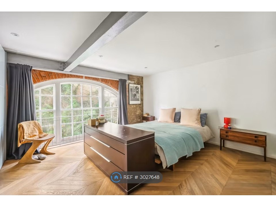 Flat   Upper Richmond Road, London photo 4