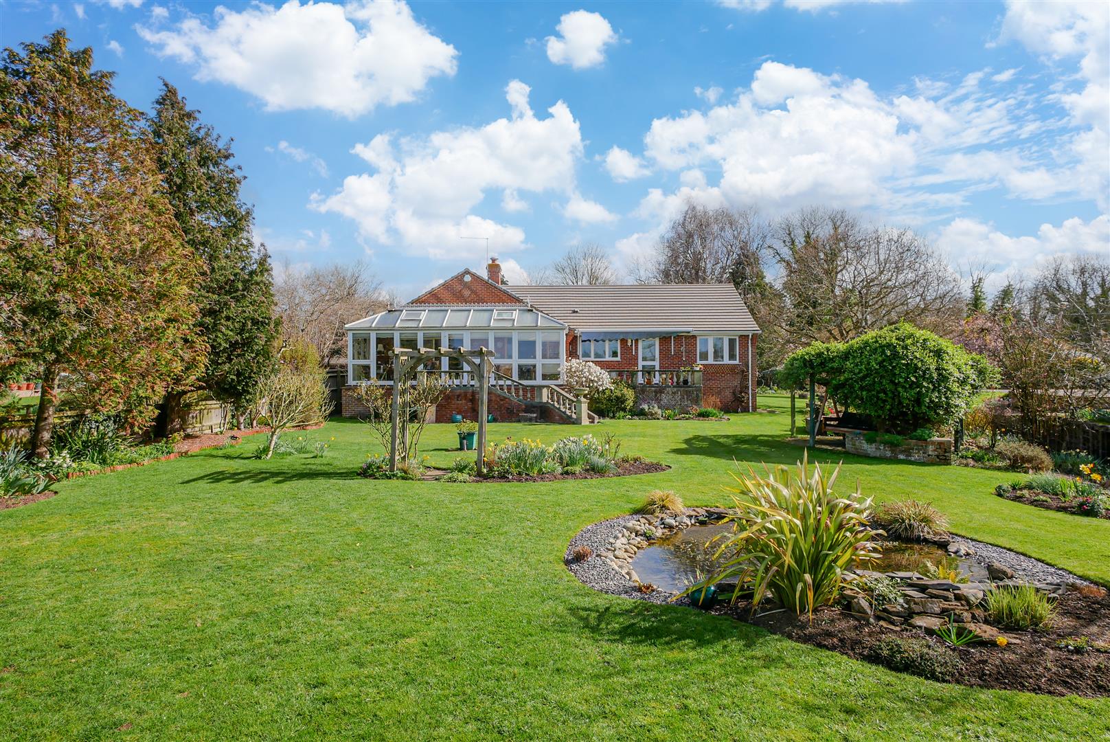 6 bedroom detached house for sale in Swindon