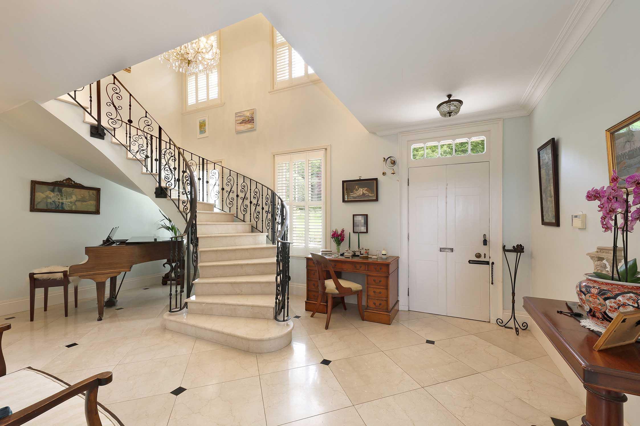 6 bedroom detached house for sale 0