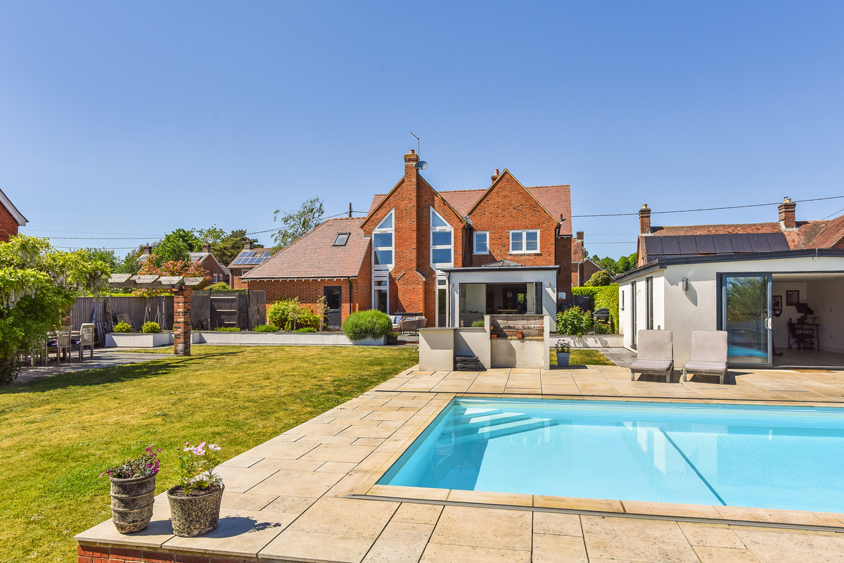 5 bedroom maisonette for sale