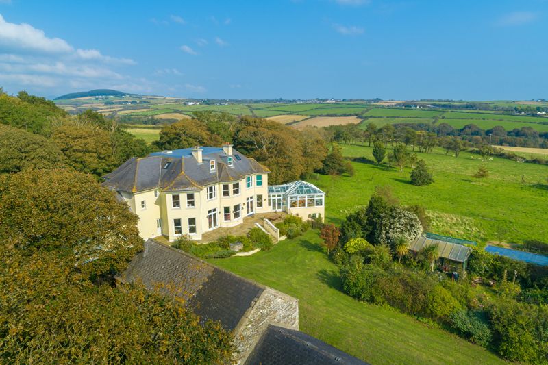 6 bedroom detached house for sale 0