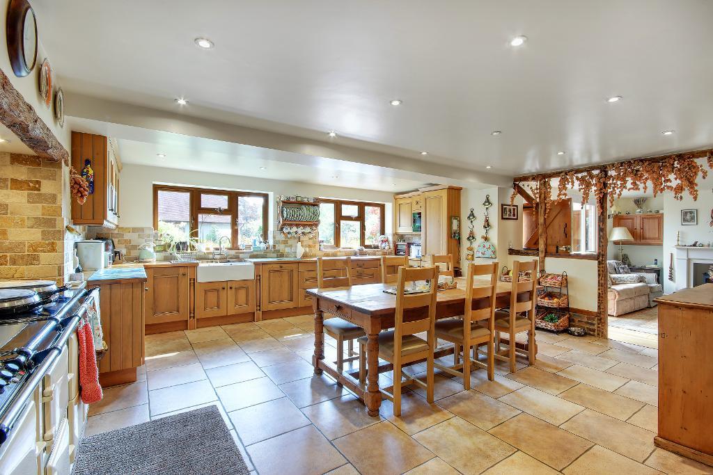 5 bedroom detached house for sale 0