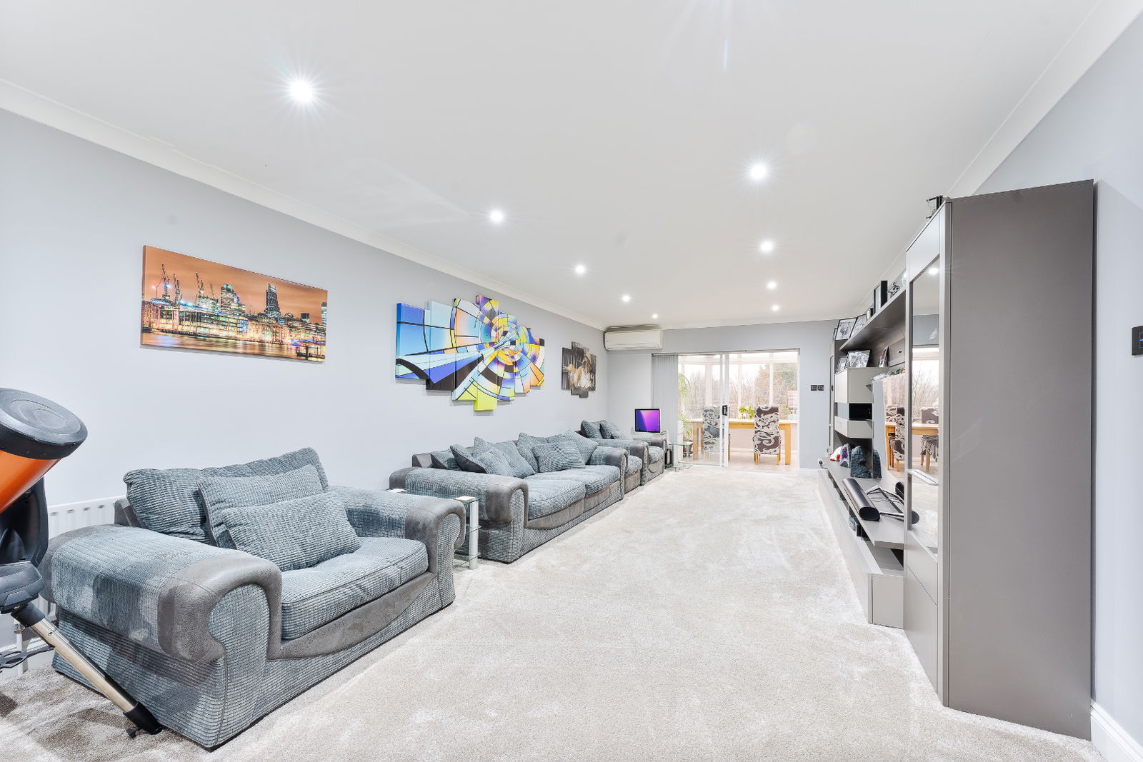 6 bedroom detached house for sale 0