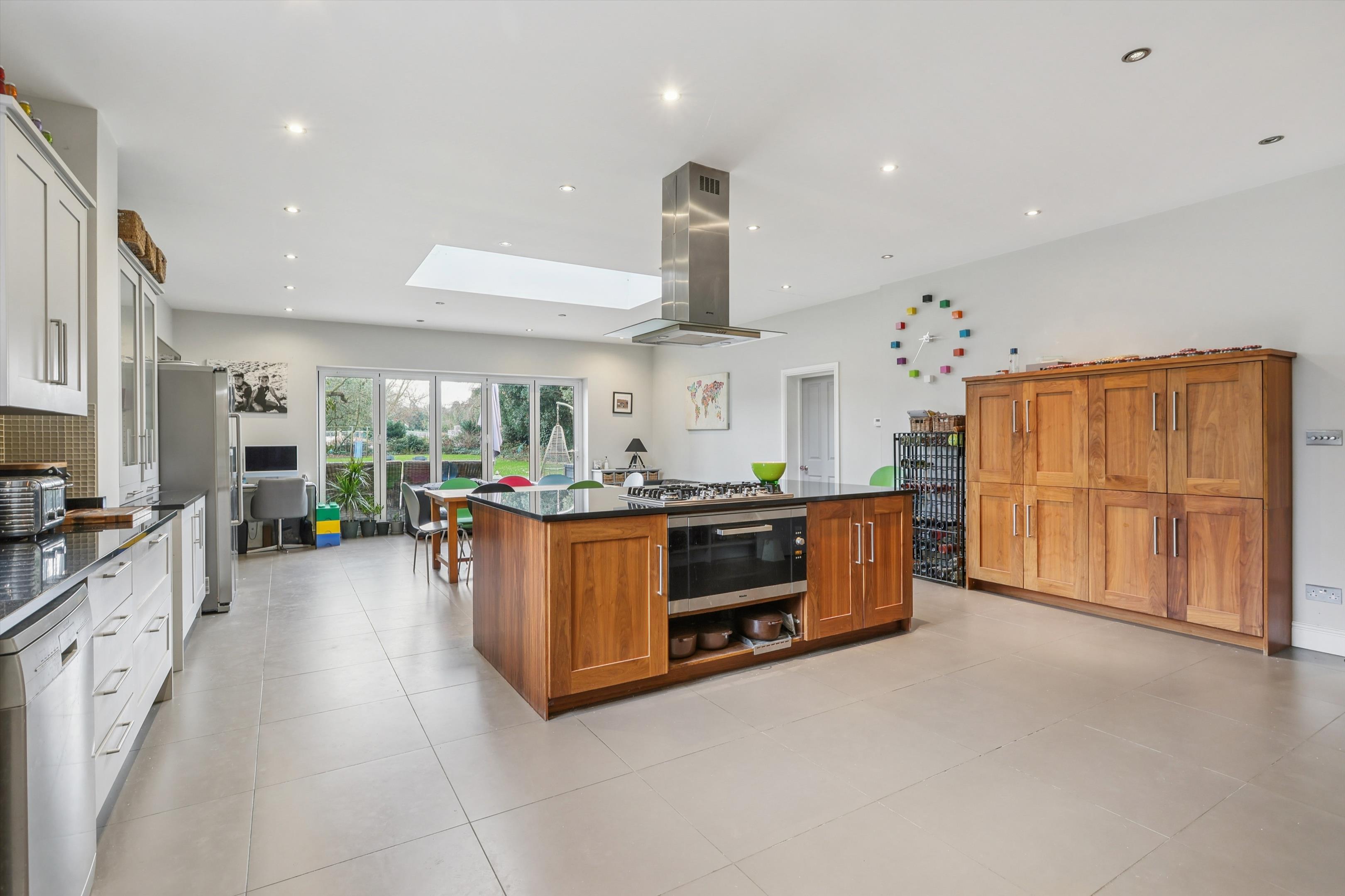 5 bedroom detached house for sale 0