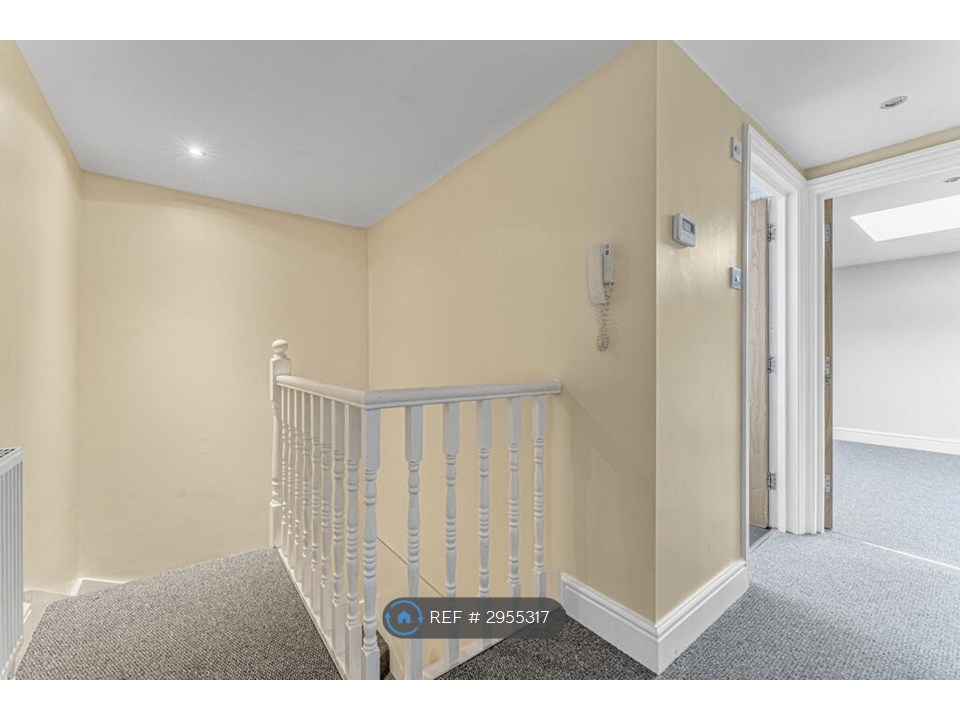 Second Floor Flat, Coningsby Road, London photo 4