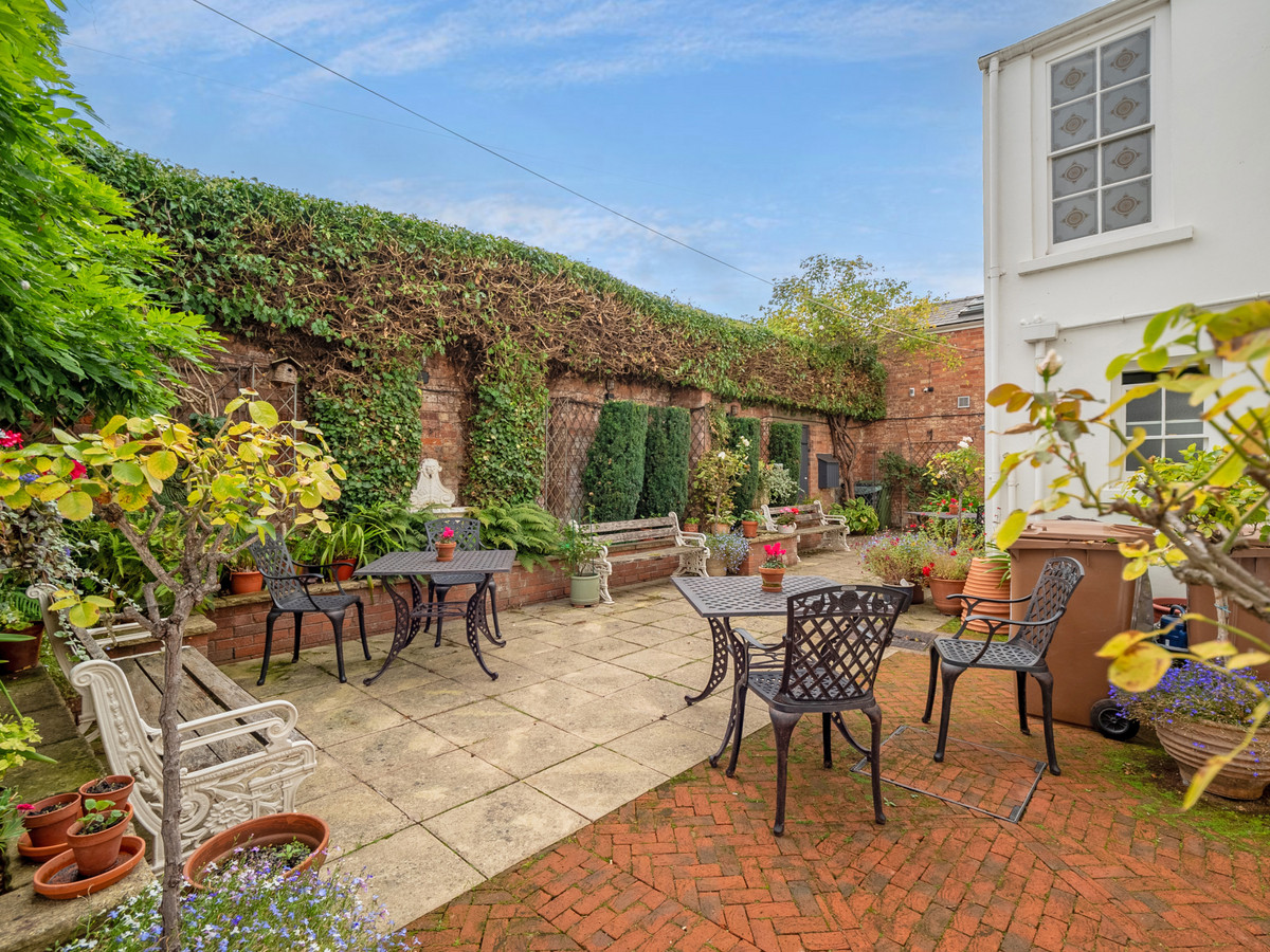 5 bedroom detached house for sale 0