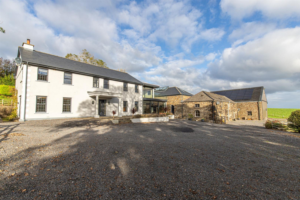 6 bedroom detached house for sale 0
