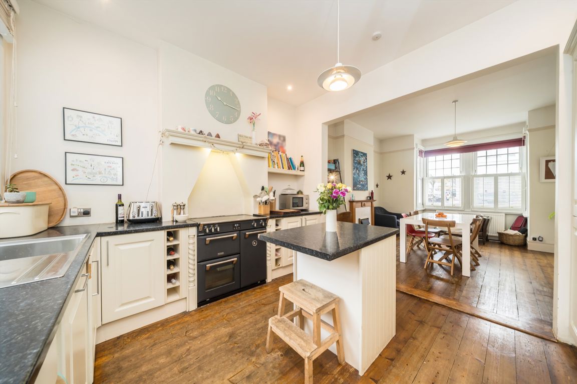 7 bedroom end terrace house for sale 0