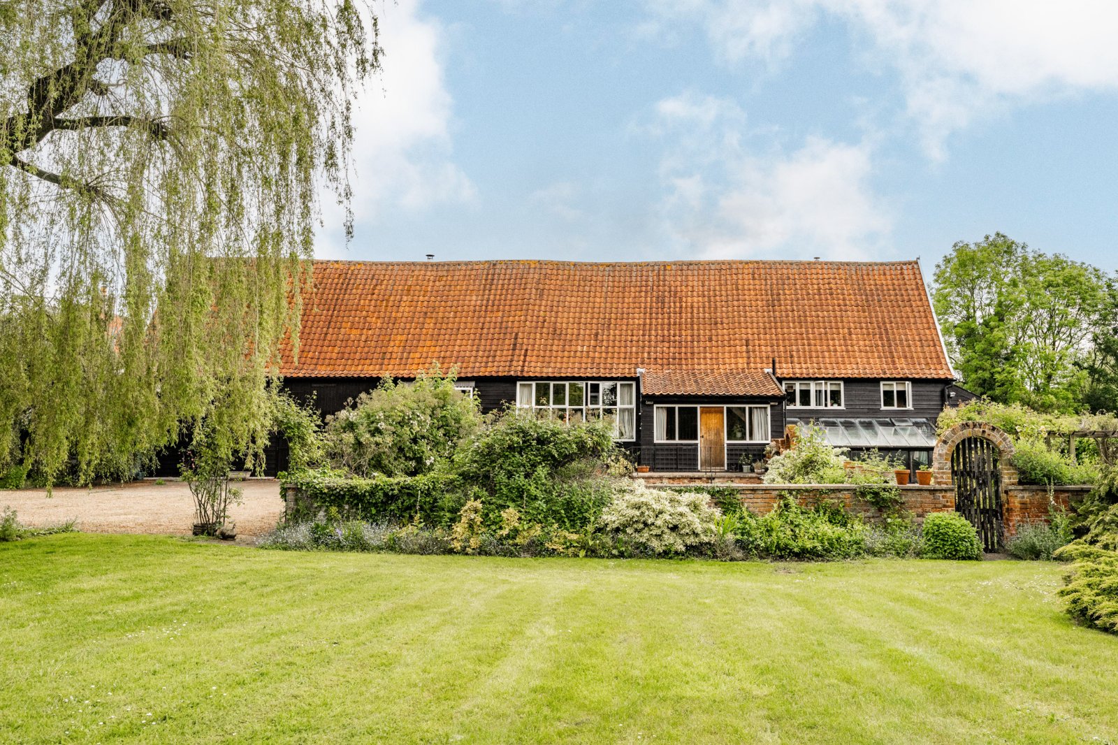 3 bedroom detached house for sale in Guildford
