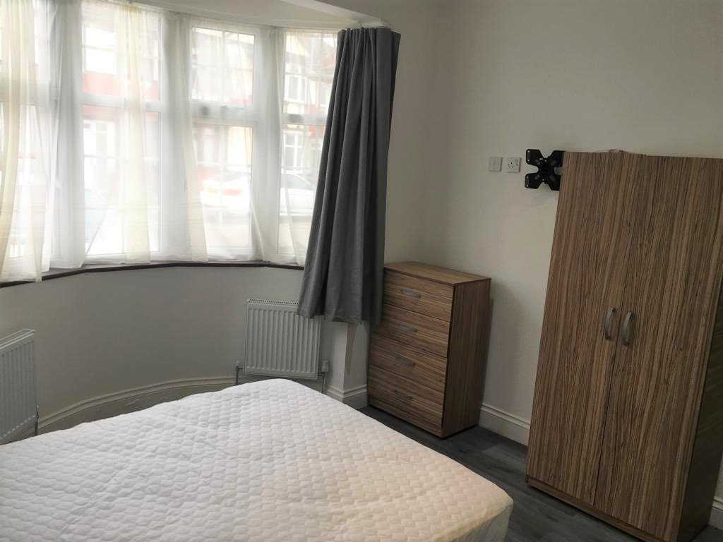 14, Aintree Crescent, Barkingside, Essex photo 4