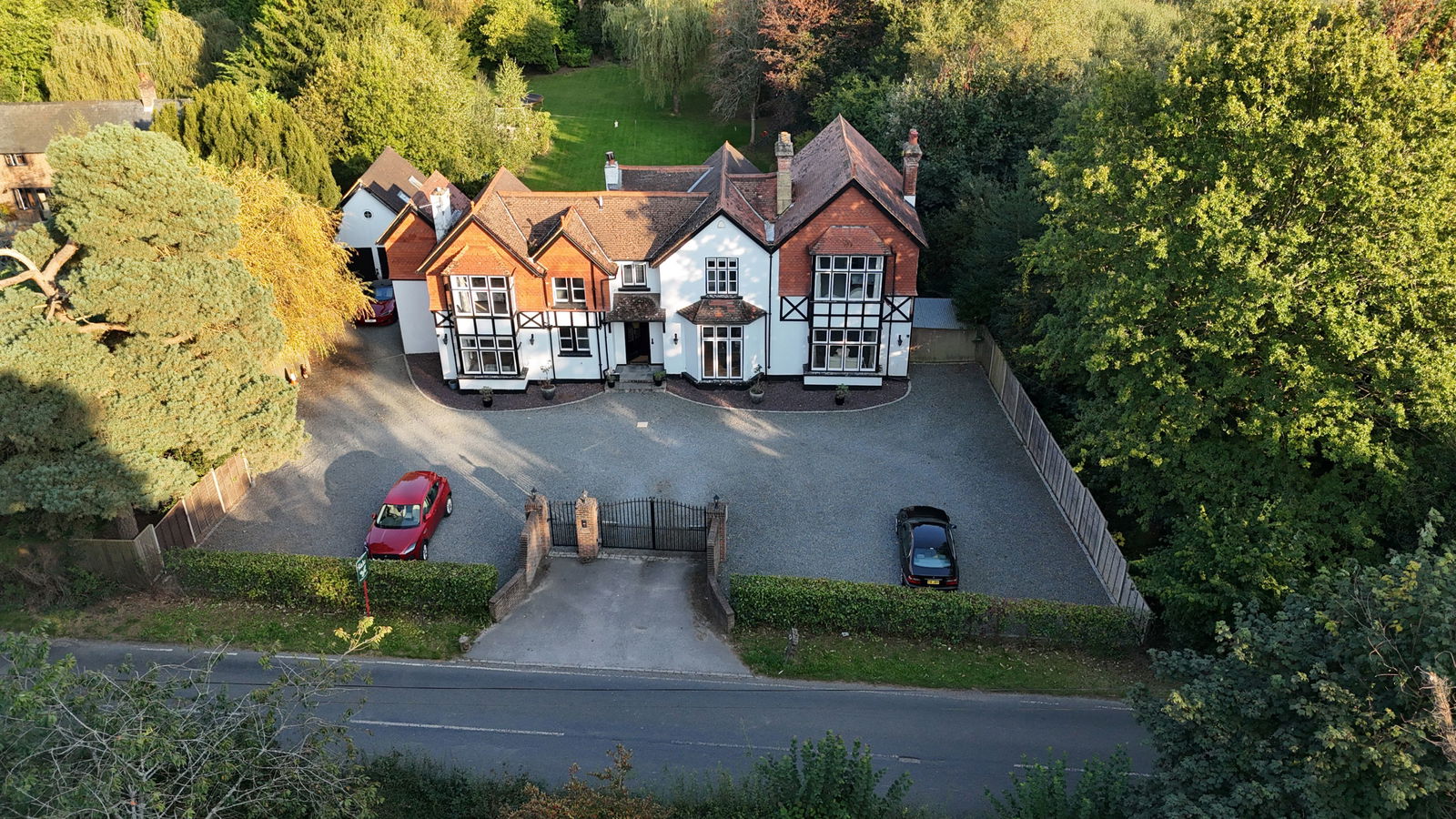 6 bedroom detached house for sale 0