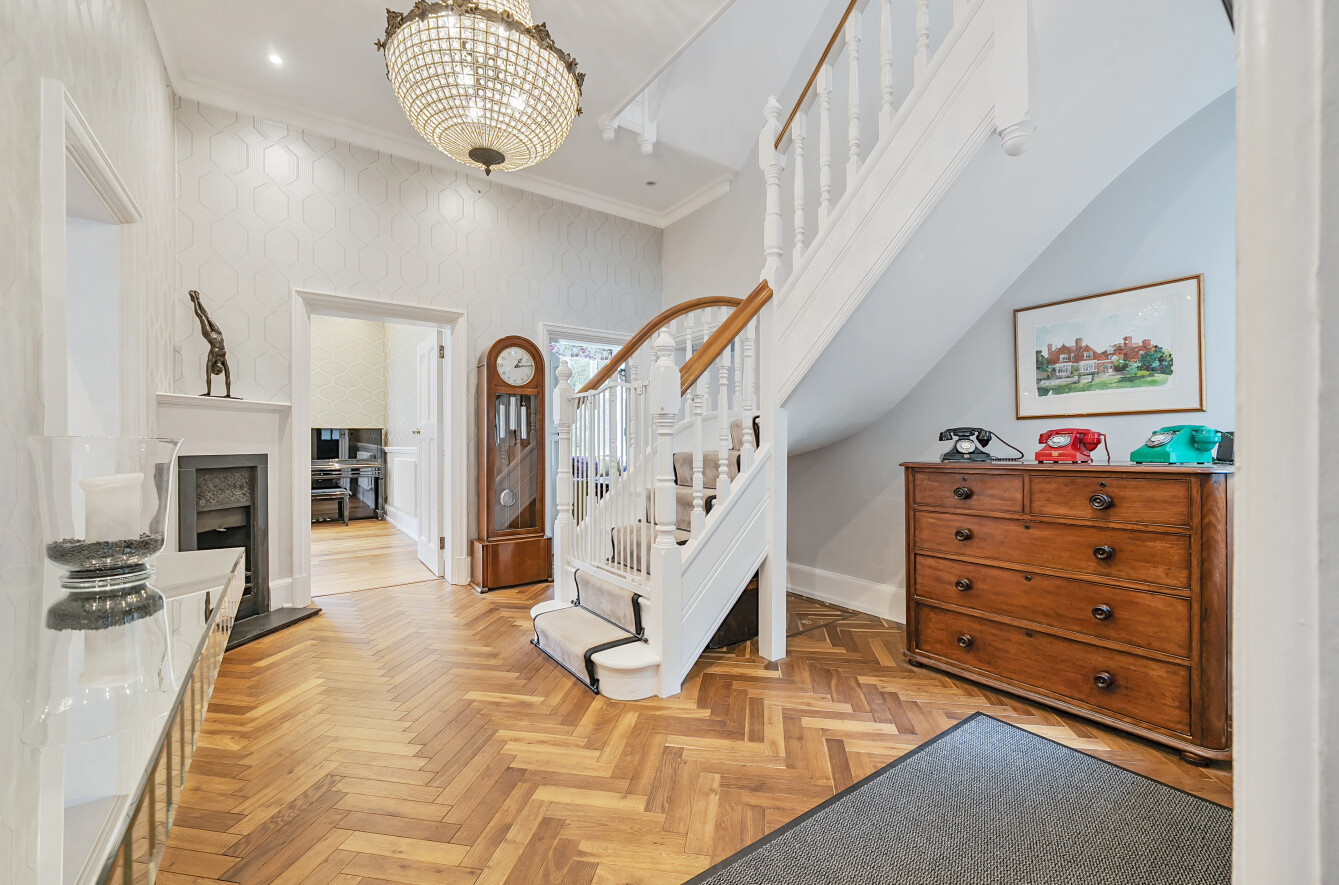 6 bedroom detached house for sale 0