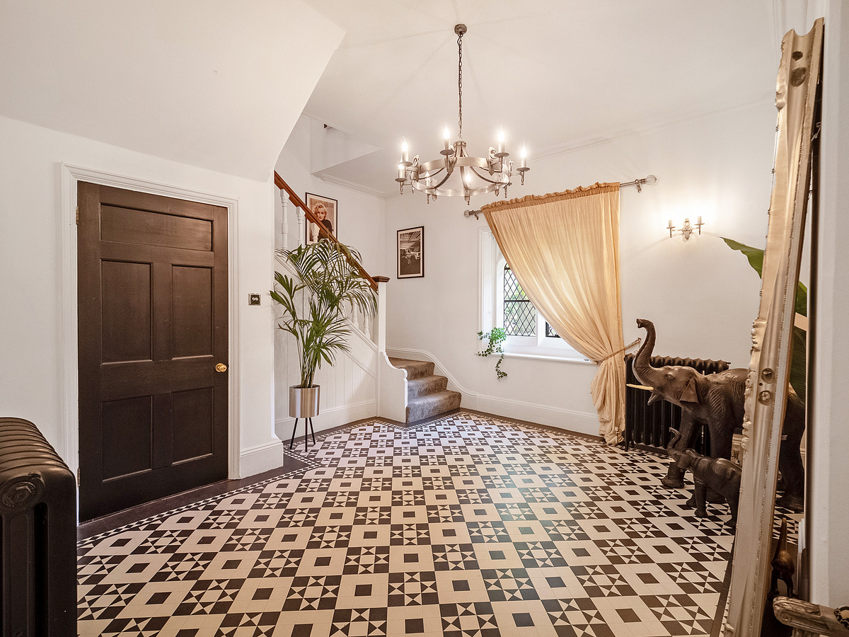 6 bedroom detached house for sale 0