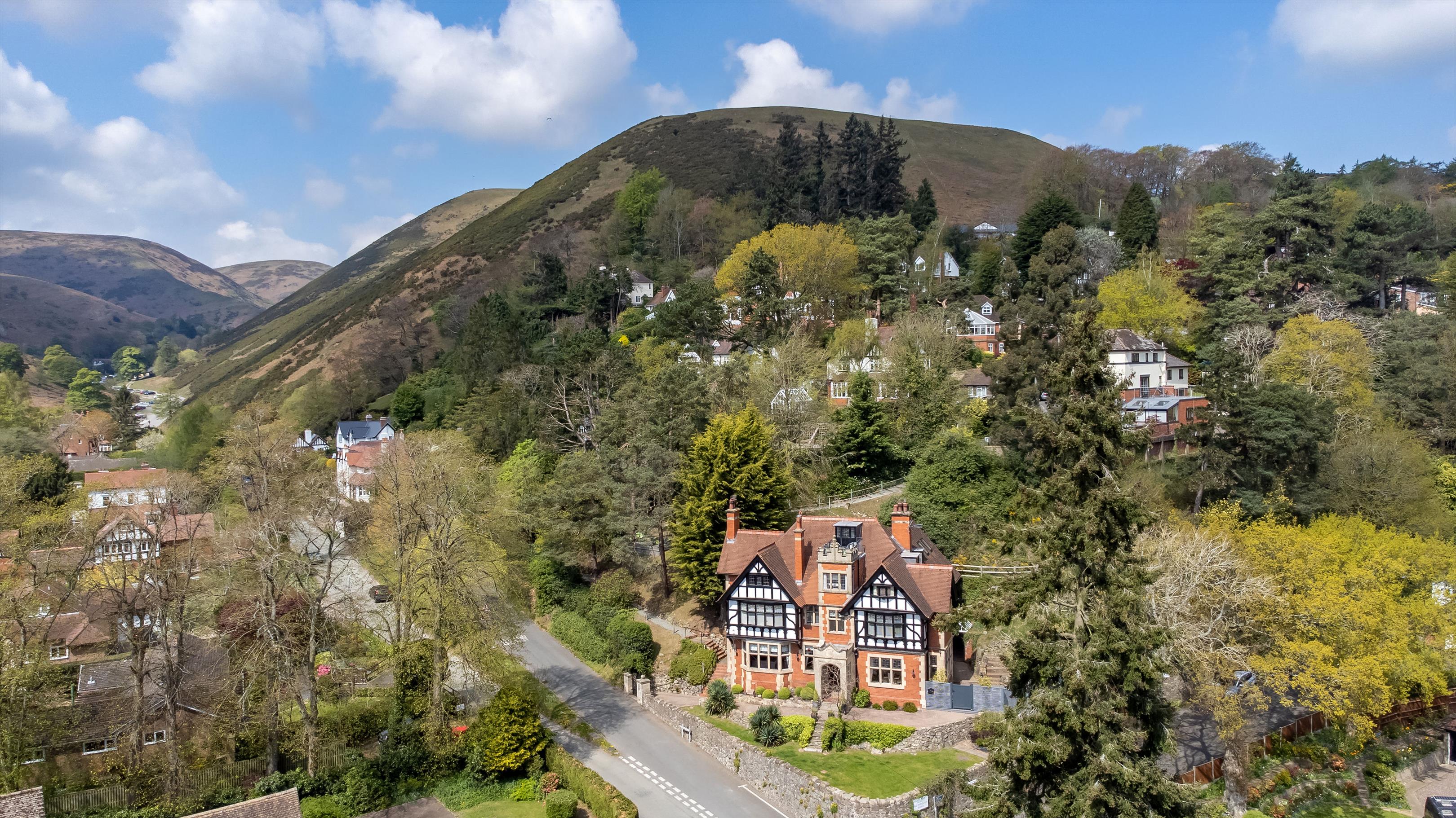 6 bedroom detached house for sale 0
