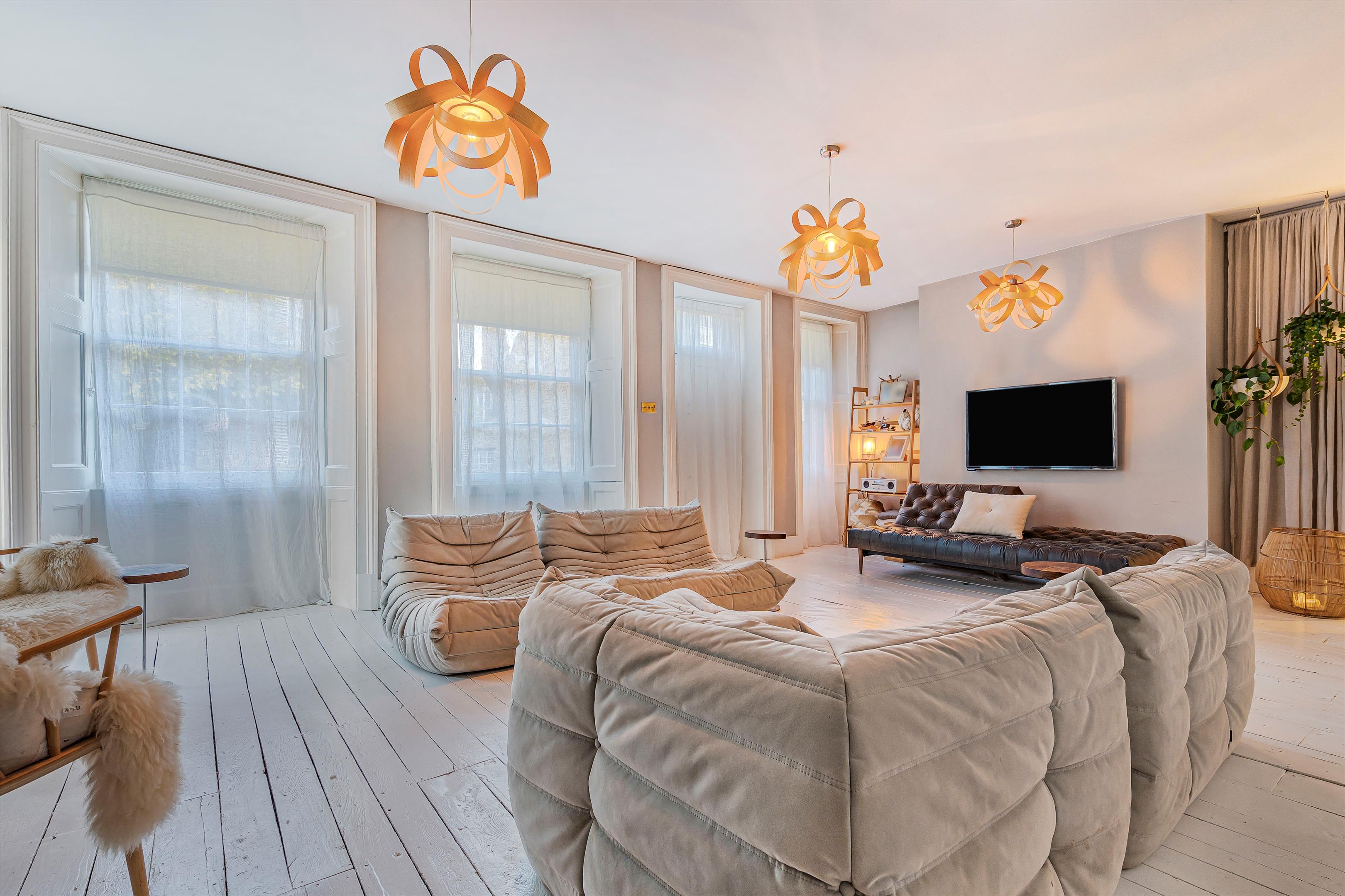 6 bedroom end terrace house for sale 0