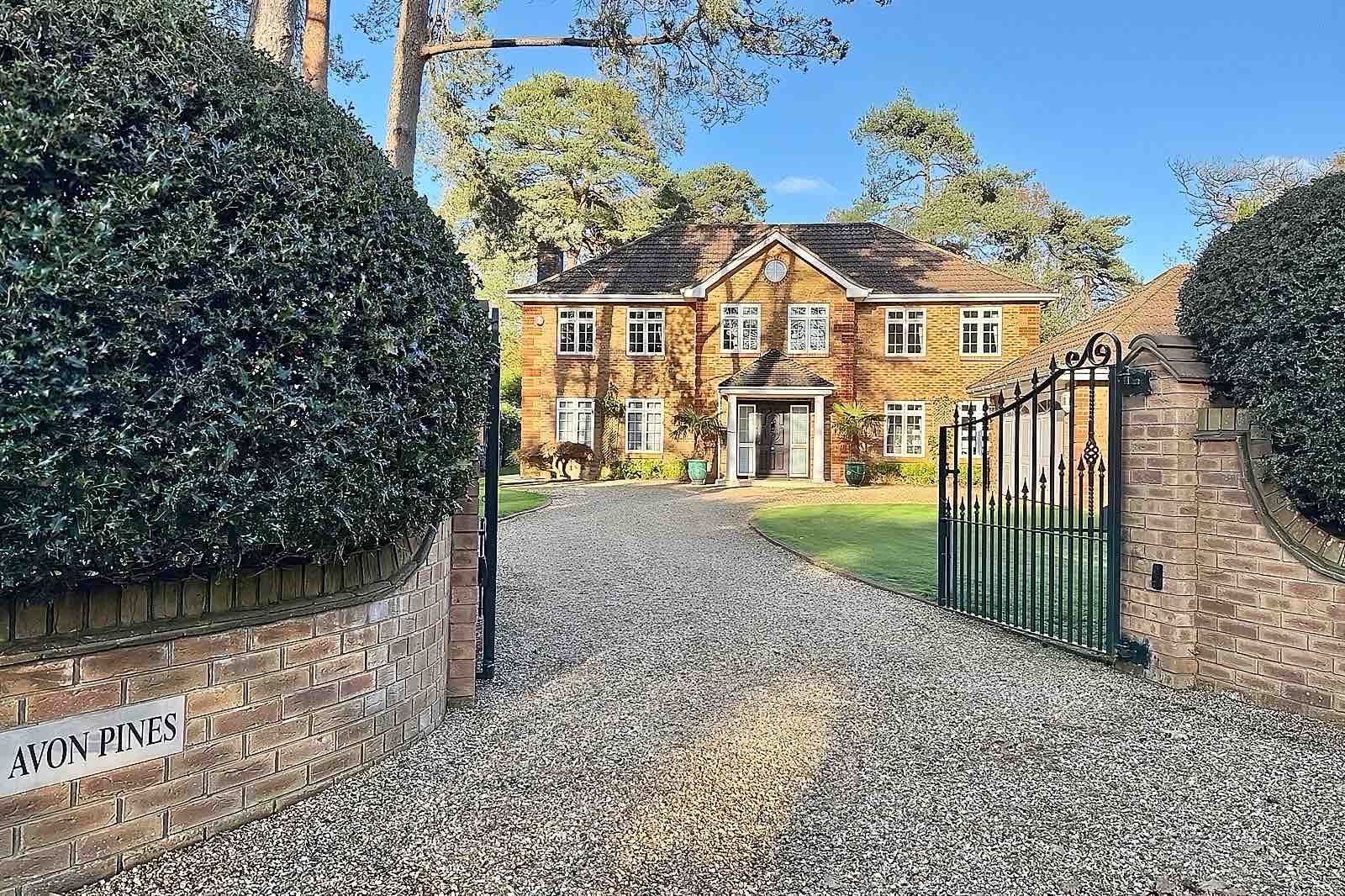 4 bedroom detached house for sale 0