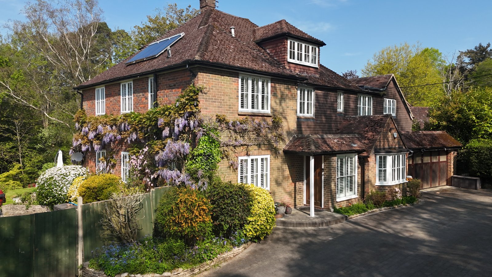 6 bedroom detached house for sale 0
