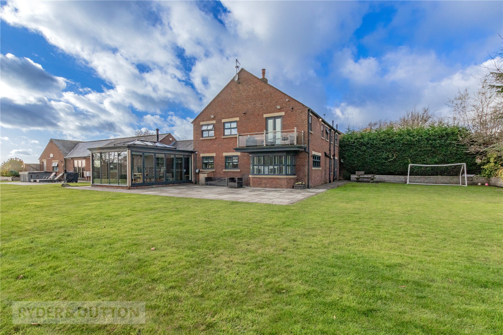 4 bedroom detached house for sale 0