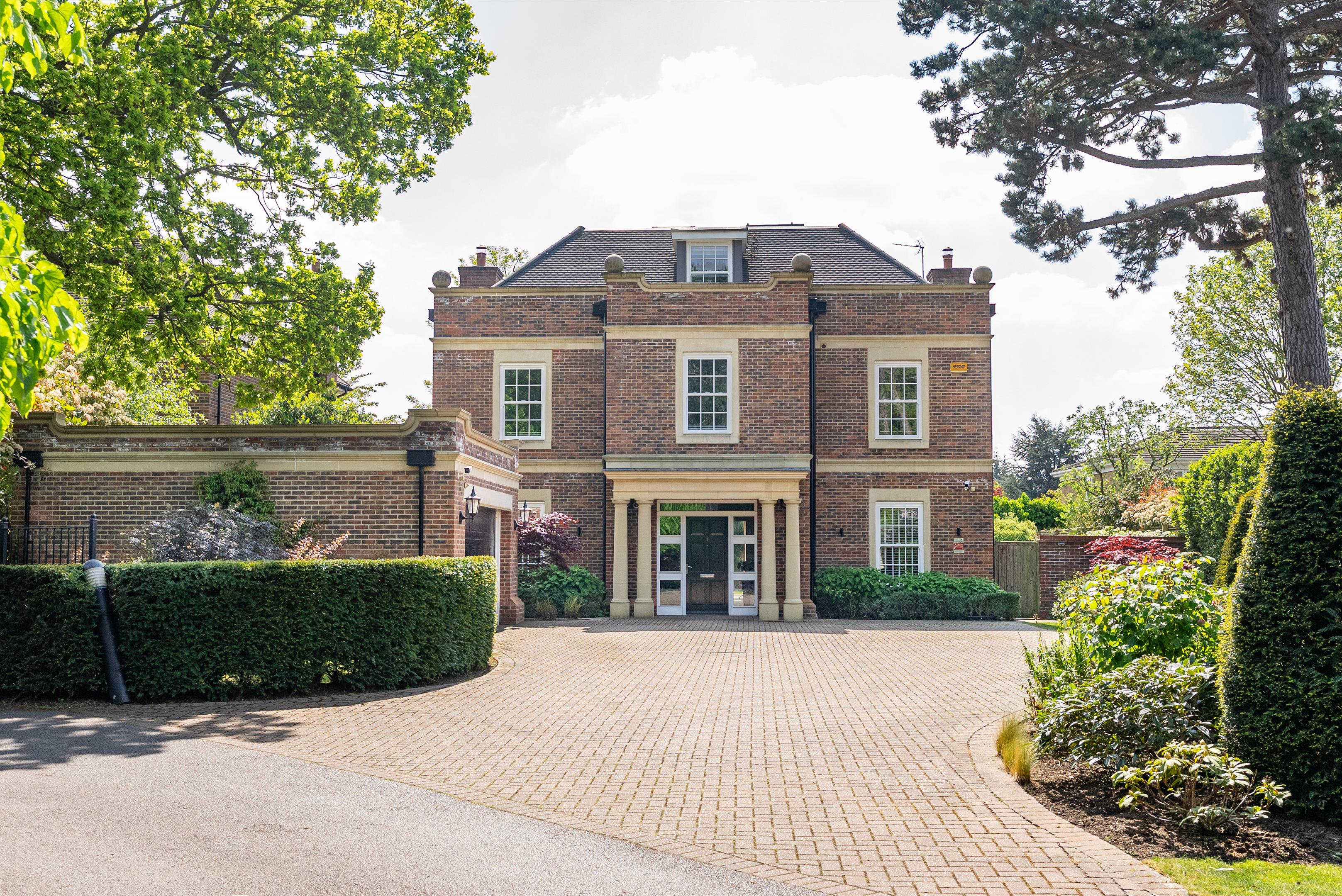 5 bedroom maisonette for sale