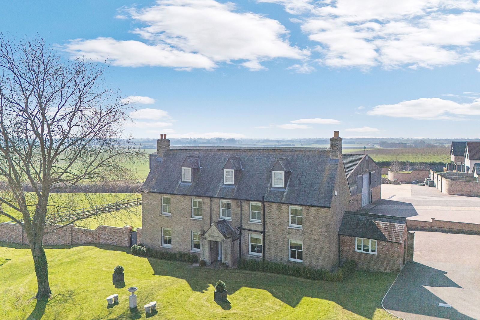 6 bedroom detached house for sale 0