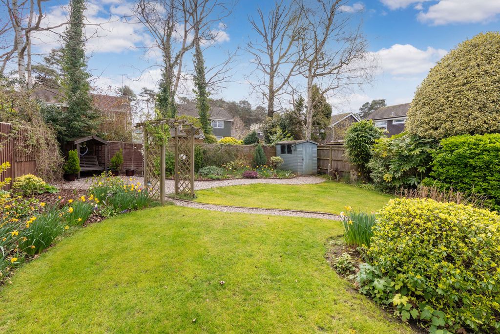 17, Oakwood Road, Windlesham photo 4