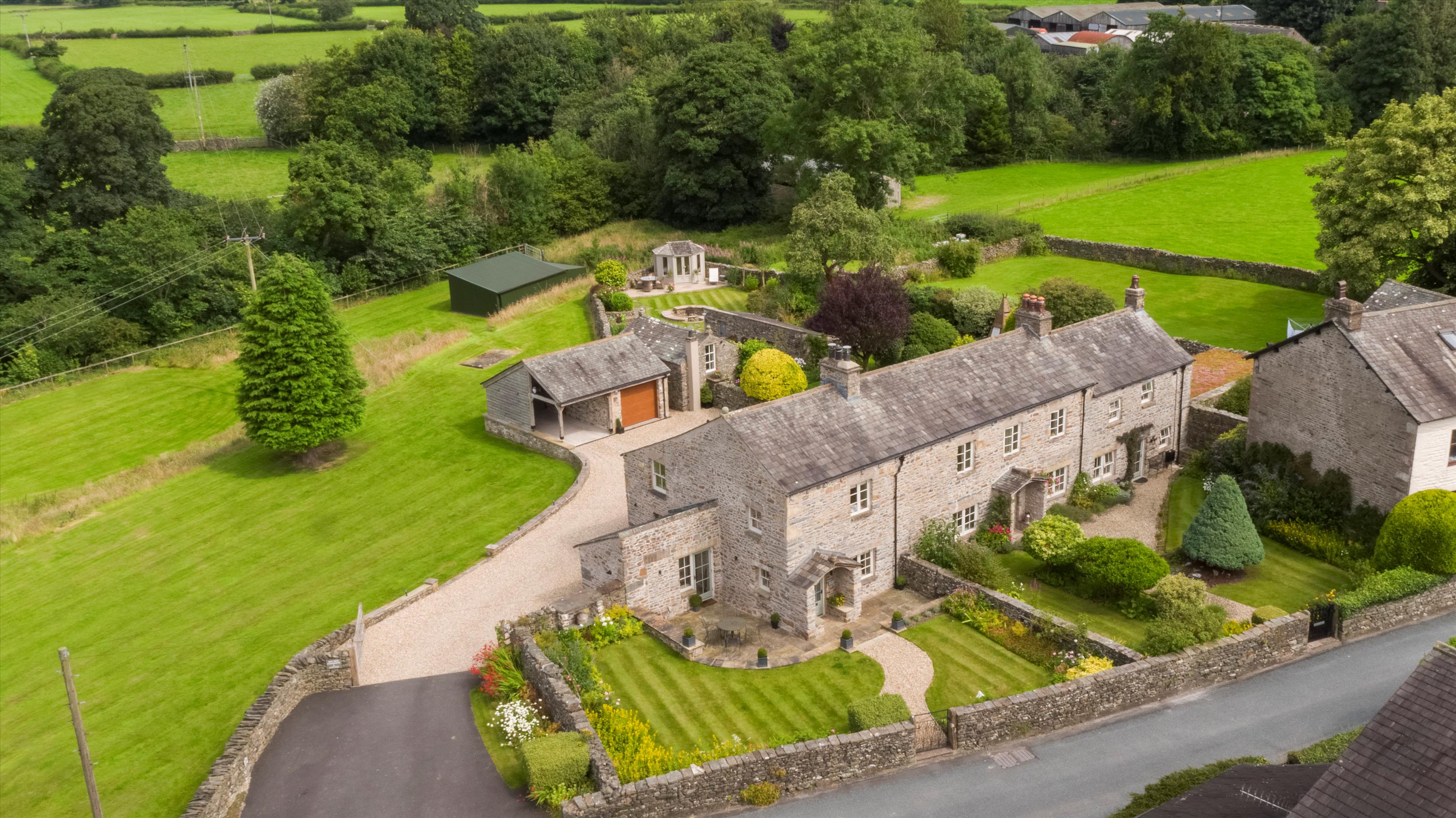 6 bedroom detached house for sale 0