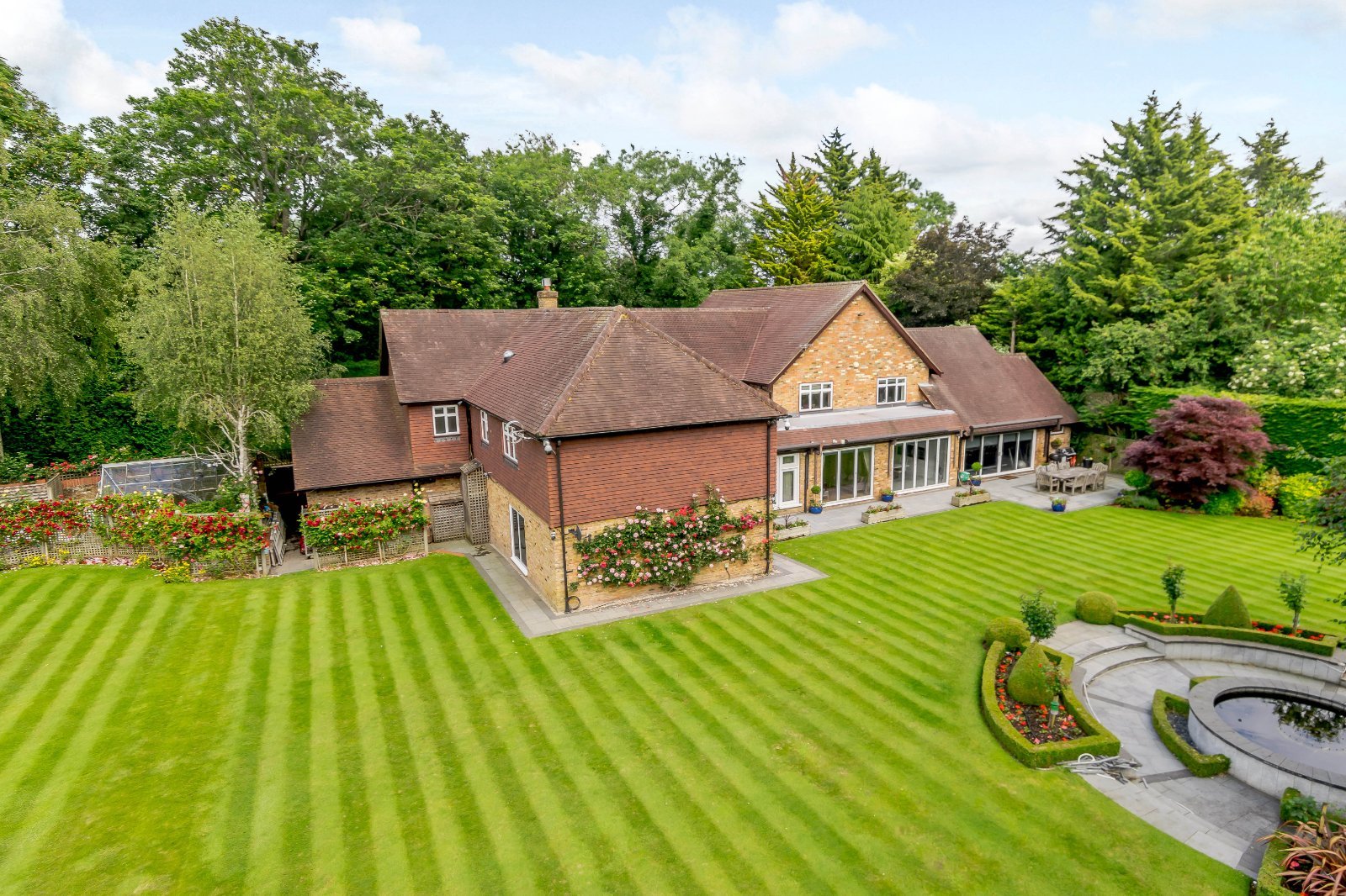 6 bedroom detached house for sale 0