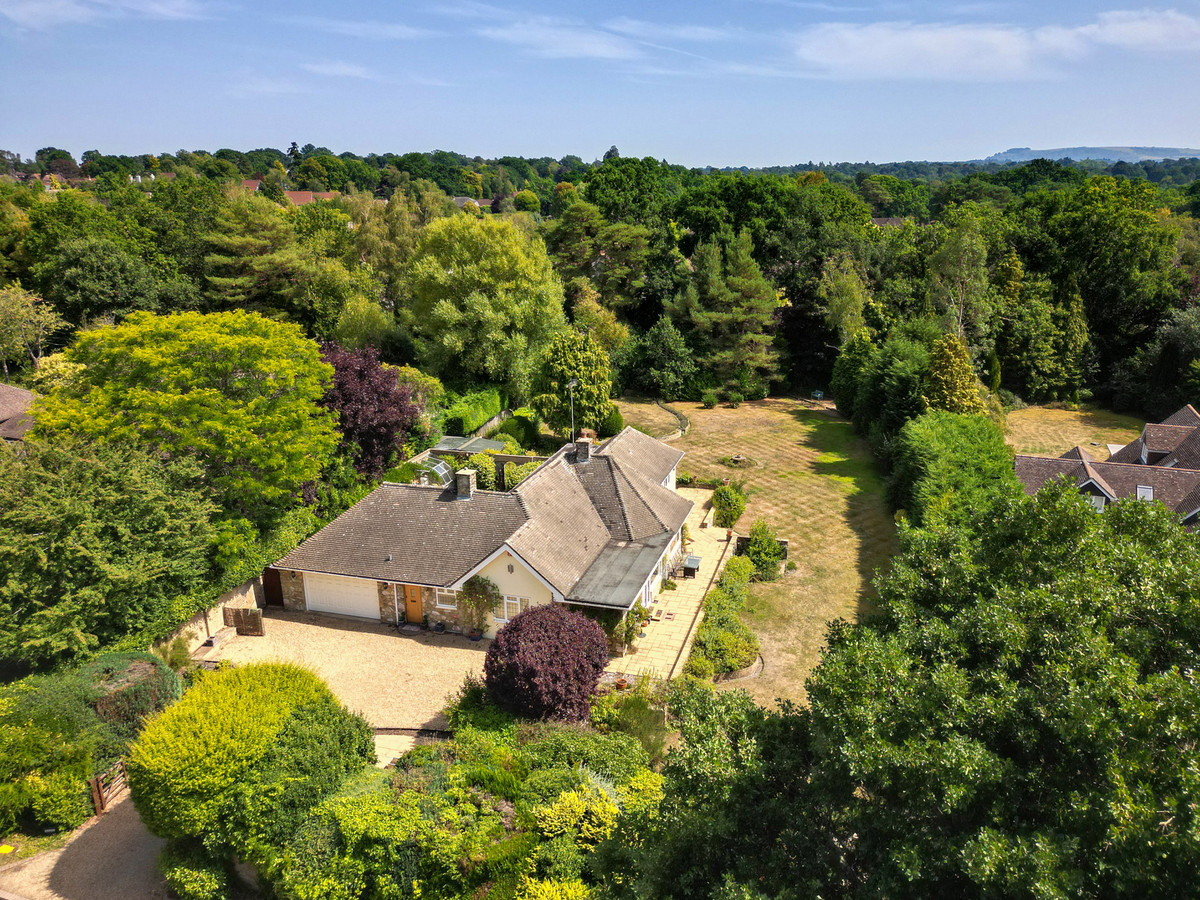 3 bedroom detached house for sale in Guildford