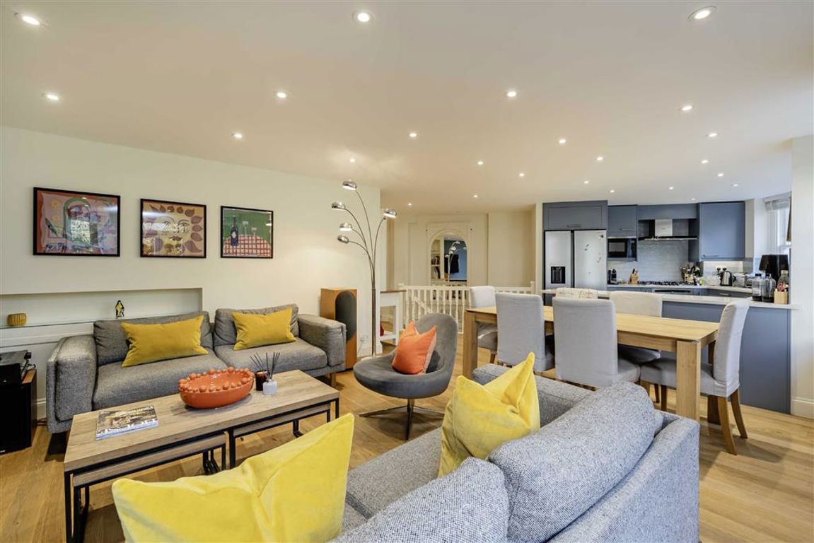 3 bedroom flat for sale 0