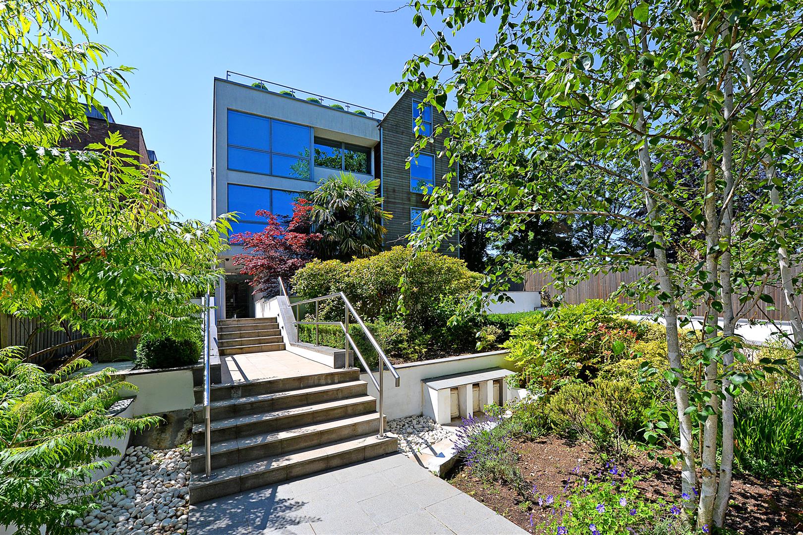 4 bedroom flat for sale 0