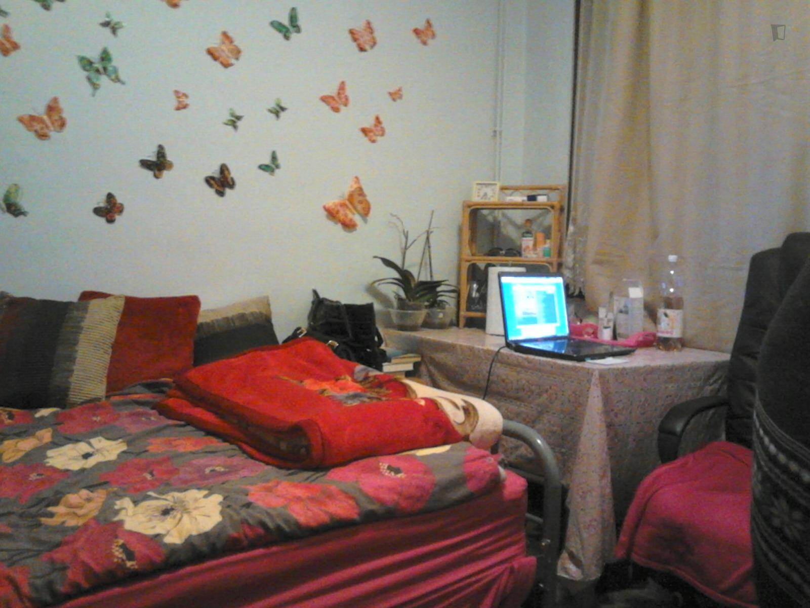 Swell double bedroom near the Upton Park London Underground Station, Plashet Grove, London photo 5