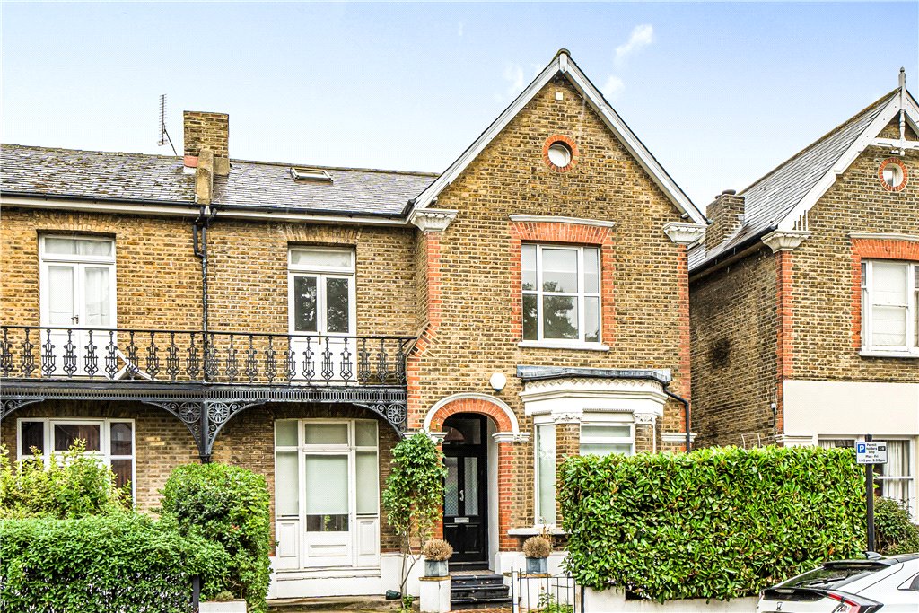 4 bedroom detached house for sale in Horsham
