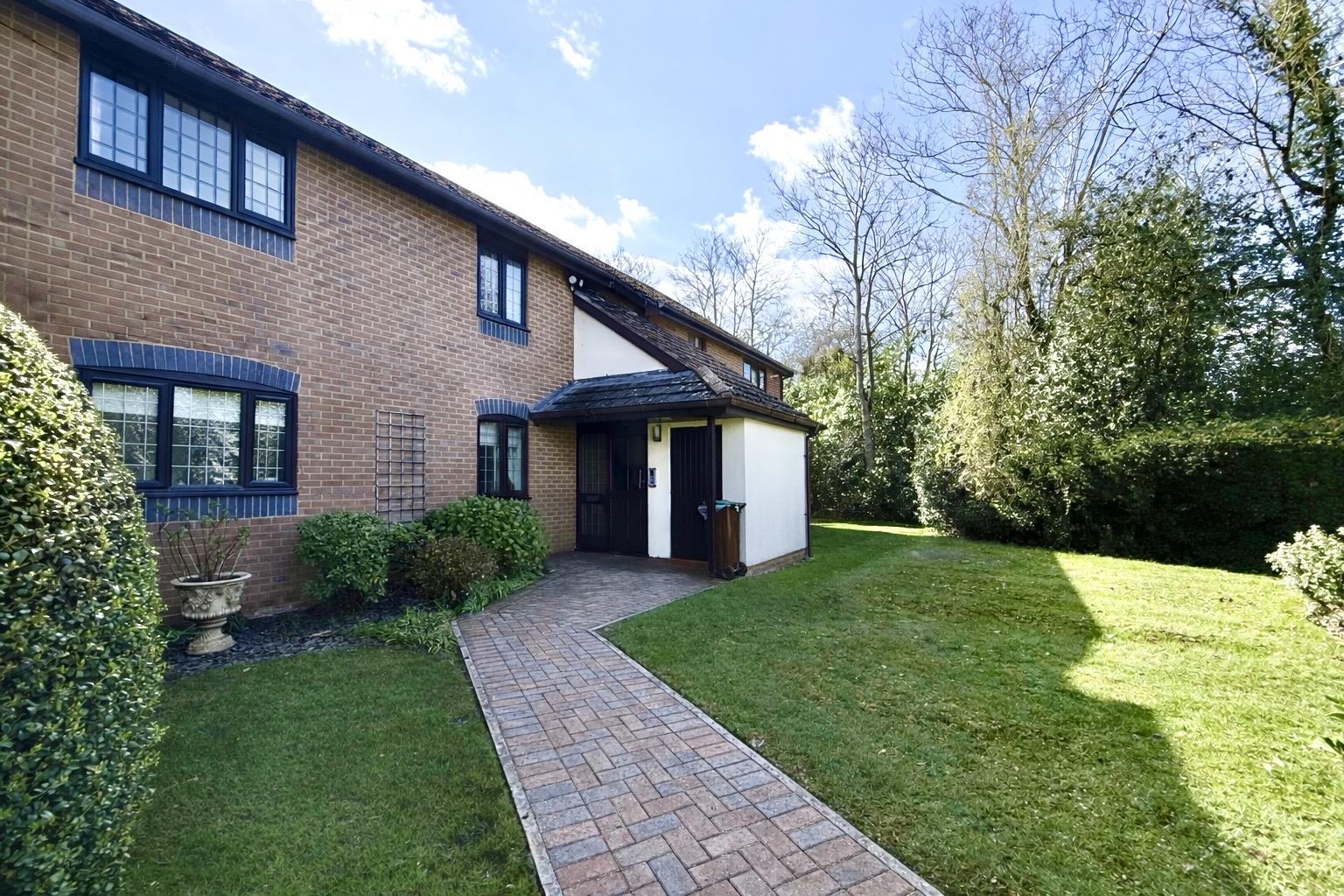 2-bed flat on 8, Campbell Close, Hampshire, £250,000