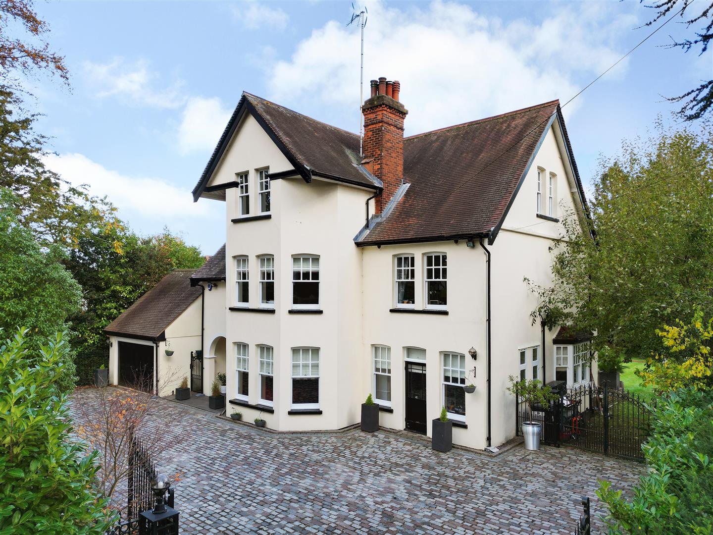 5 bedroom detached house for sale 0