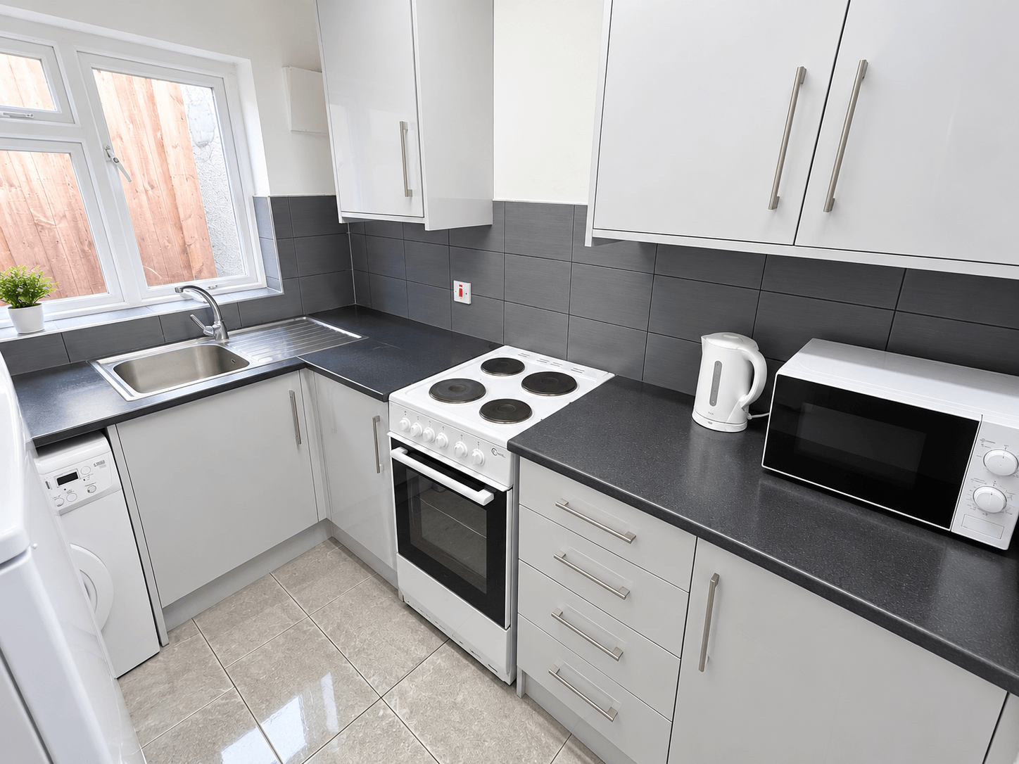 98a Harlington Road West, FELTHAM photo 5