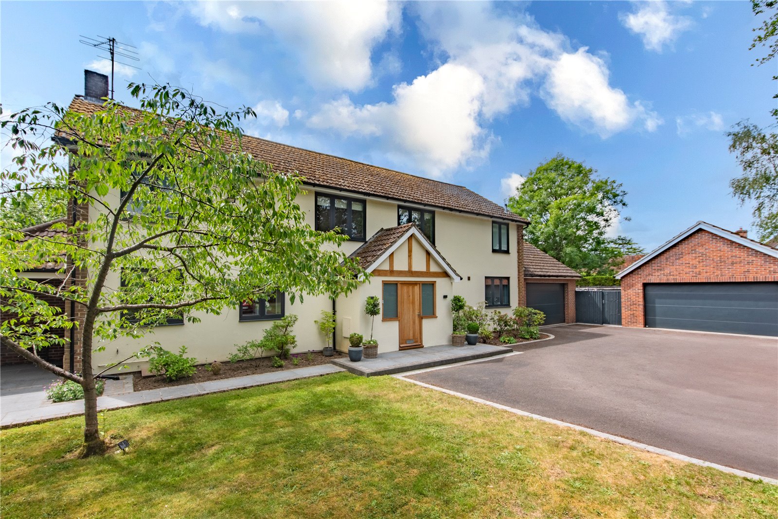 6 bedroom detached house for sale 0