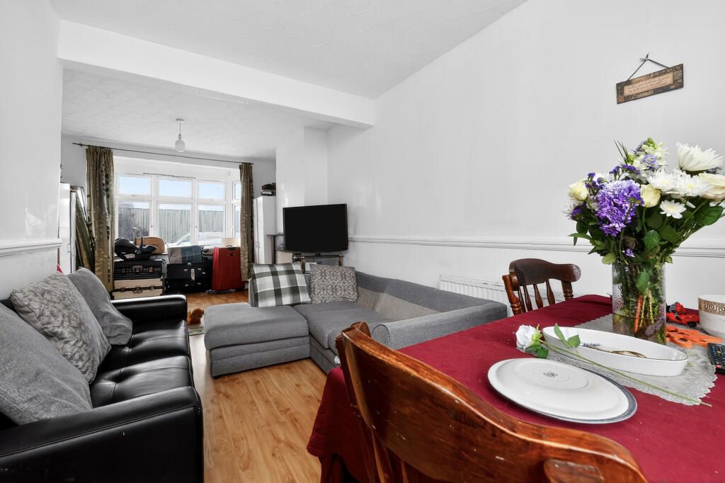 9 Langley Crescent, Edgware photo 4
