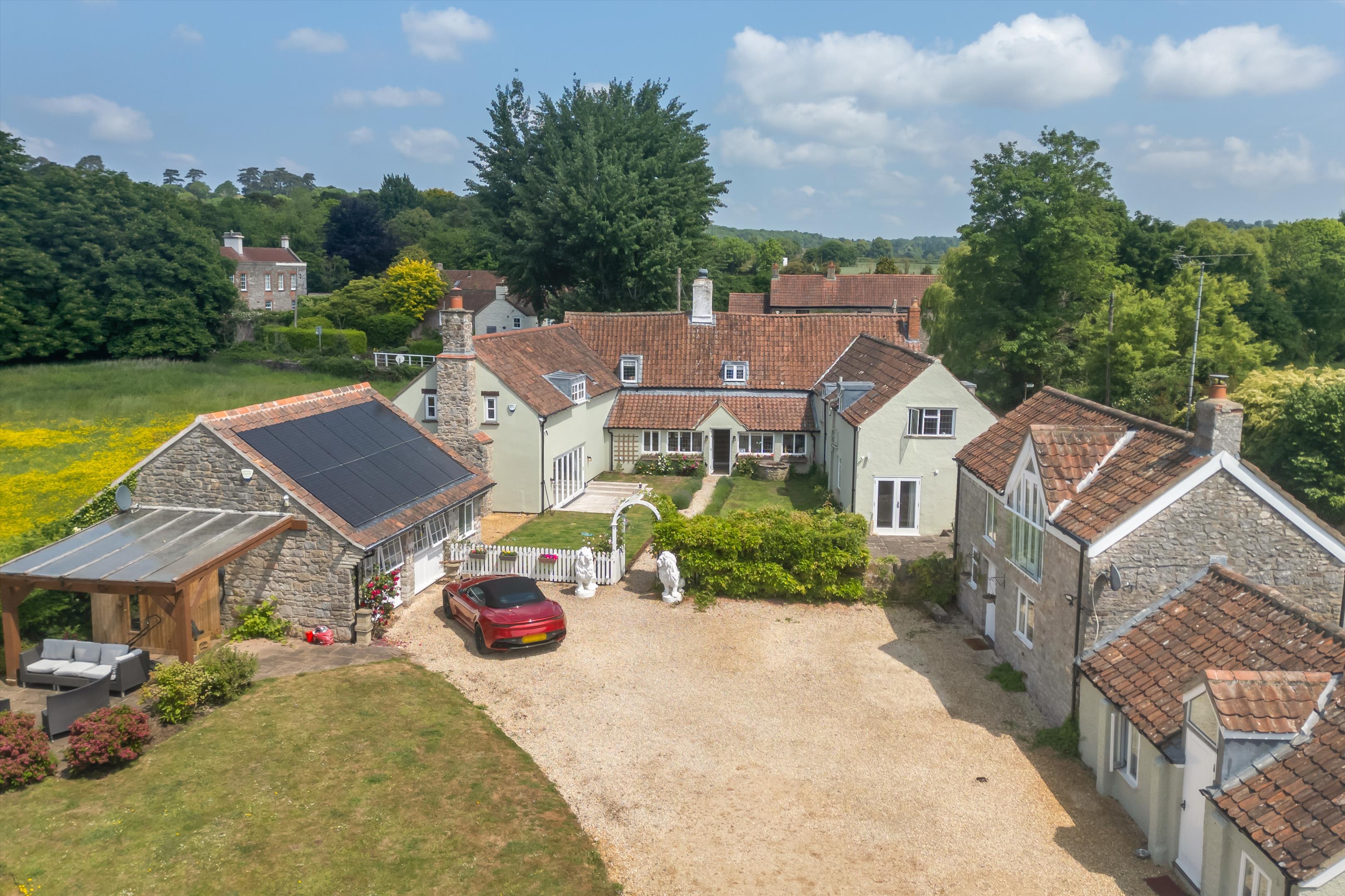 6 bedroom detached house for sale 0