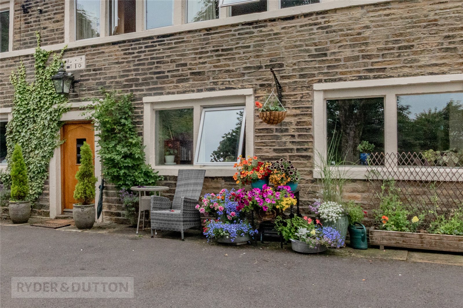 6 bedroom detached house for sale 0