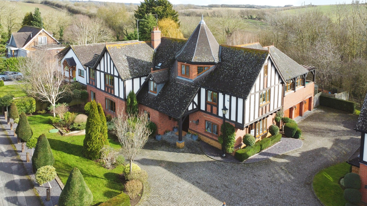 4 bedroom detached house for sale in Horsham